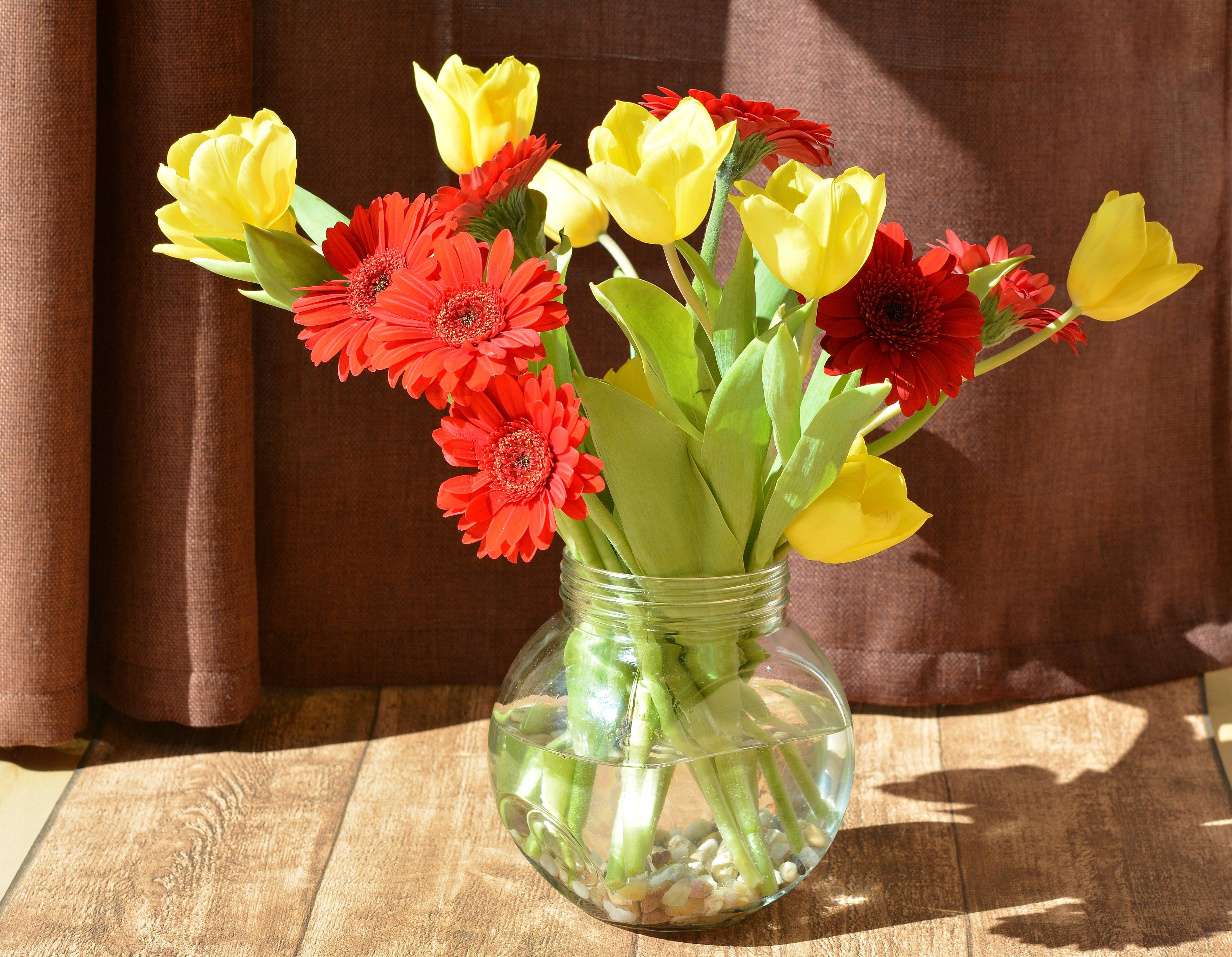 Как сохранить цветы в вазе подольше?